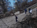 Работы ведутся не там: пока власти Сочи медленно устраняют грязь от схода оползня, он готов уничтожить дома и гимназию