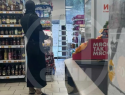 Мужчина в хиджабе и никабе пугает своих соседей в Сочи