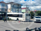 Рейсовый автобус протаранил сувенирную лавку в Сириусе