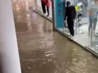 Сильный ливень затопил торговую галерею в Сочи