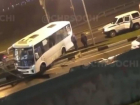 Пассажирский автобус вылетел в отбойник на сочинской трассе
