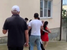 Толпа мужчин выгнала женщину с ребенком из дома в Сочи