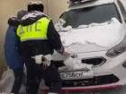 Сотрудники сочинского ГИБДД помогли водителю вытащить автомобиль из снежного завала