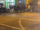 Мужчины устроили массовую драку на проезжей части в Сочи 
