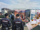 Коммерческая деятельность прямо под носом у правоохранителей: гостей города возмутила торговля на сочинском мосту 