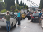 В Сочи образовалась гигантская пробка, люди бежали в аэропорт вдоль трассы 