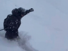 Лыжник показал опасный маневр на заснеженных склонах Красной Поляны
