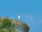 Девушка забралась на крышу сочинской многоэтажки ради селфи