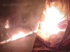 Крупный пожар оставил жителей нескольких домов в Сочи без электричества