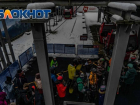 Гигантские очереди на горнолыжных курортах Сочи попали на видео