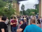 Десятки сочинцев устроили акцию протеста у пляжа  "Санта-Барбара", который теперь закрыт для них 
