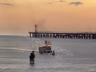 Компания людей подожгла диван прямо в море ради фотосессии в Сочи