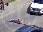 В центре Сочи неадекват целовал асфальт, перегородив путь автолюбителям