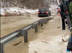 Сель сошел на дорогу к горному курорту Сочи