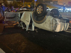 Внедорожник влетел в отбойник и перевернулся на крышу, заблокировав выезд из тоннеля в Сочи