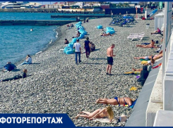 В Сочи начали загорать на несколько месяцев раньше начала сезона