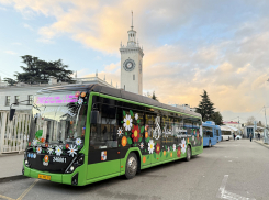 Праздничный электробус курсировал по Сочи 8 Марта