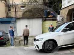 Мертвого мужчину обнаружили на крыше гаража в Сочи