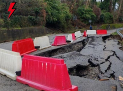  Провалы дороги произошли на двух улицах Сочи