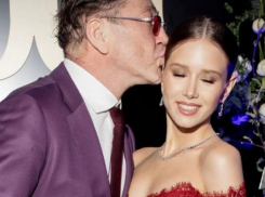 Объединила любовь к спиртому: пользователи Сети заподозрили 19-невесту Григория Лепса в алкоголизме