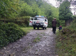 Жительница Сочи не смогла добраться до дома из-за сильного ливня