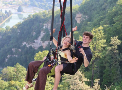 Блогеры Аня Покров и Артур Бабич прыгнули с 210-метровой высоты в Сочи