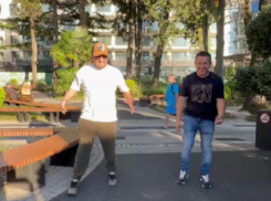 Кондитер Ренат Агзамов устроил челлендж с отжиманиями на пляже Сочи