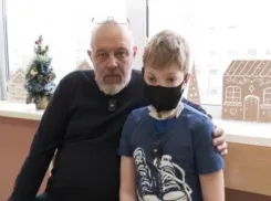 Мальчик, чье лицо разорвали собаки в Сочи, снова оказался в больнице