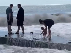 Отдыхающие в Сочи решили искупать грудного ребёнка в море во время шторма