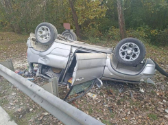 Девушка и женщина погибли в перевернувшемся на трассе в Сочи автомобиле