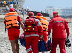 Спасатели эвакуировали мужчину, упавшего с трехметровой высоты в Сочи 