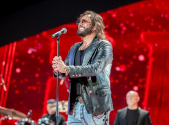 В штанах с яркими крестами: похудевший уроженец Сочи Стас Михайлов прогулялся по лесу Белоруссии