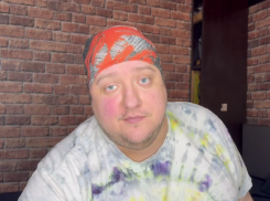 «Очень хочется жить»: уроженец Сочи Роман Попов ослеп, теряет слух и не может двигаться