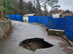 Пока власти отмалчиваются, люди оказались в блокаде: огромная дыра образовалась посреди дороги в Сочи