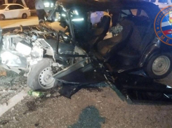 Спасатели Сочи достали мужчину из заблокированной после ДТП «семерки»