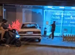 В Сочи иномарка протаранила витрину магазина
