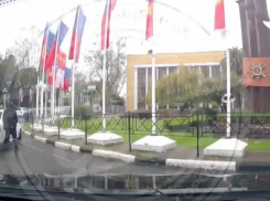 В Сочи таксист справил нужду у памятной стелы города-орденоносца