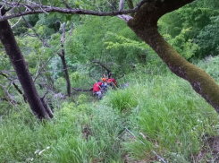 Сочинские спасатели эвакуировали туристку, упавшую со скалы Коготь