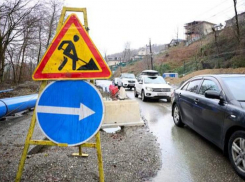 Уничтоженную ливнями дорогу начали ремонтировать в Сочи