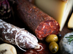 В Сочи сожгли 50 килограммов мяса, колбасы и сыра из Европы