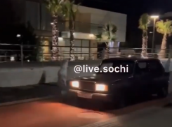 Ночной гонщик в Сириусе устроил заезд на пешеходной набережной