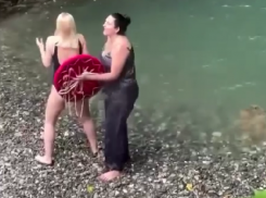 Пугающие танцы с бубном устроили две дамы у водопада в Сочи