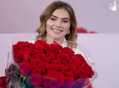 Алина Кабаева показала роскошный букет алых роз, подаренный в Сочи