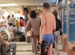 Пассажира в одних трусах заметили в аэропорту Сочи