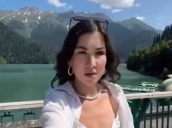 «Где все? Что происходит?»: туристы из России объявили бойкот Абхазии после того, как местная чиновница унизила их