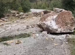 Камнепад произошел в Абхазии на дороге к озеру Рица