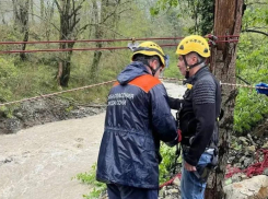 Пятеро человек оказались в ловушке из-за разрушенного после разлива реки моста