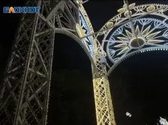 Суд обязал снести светящиеся арки в Сочи, которые раздражают горожан несколько лет