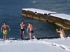  В Сочи молодые люди искупались в Черном море и извалялись в снегу 