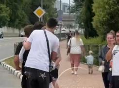 Четыре подростка рассекали на электросамокате по улицам Сочи 